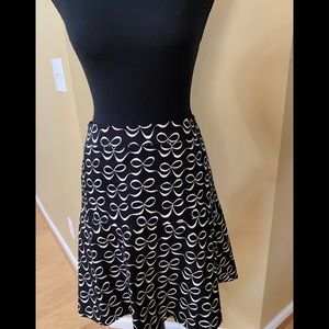 Size 0 Kate Spade skirt with bows. Black and white!